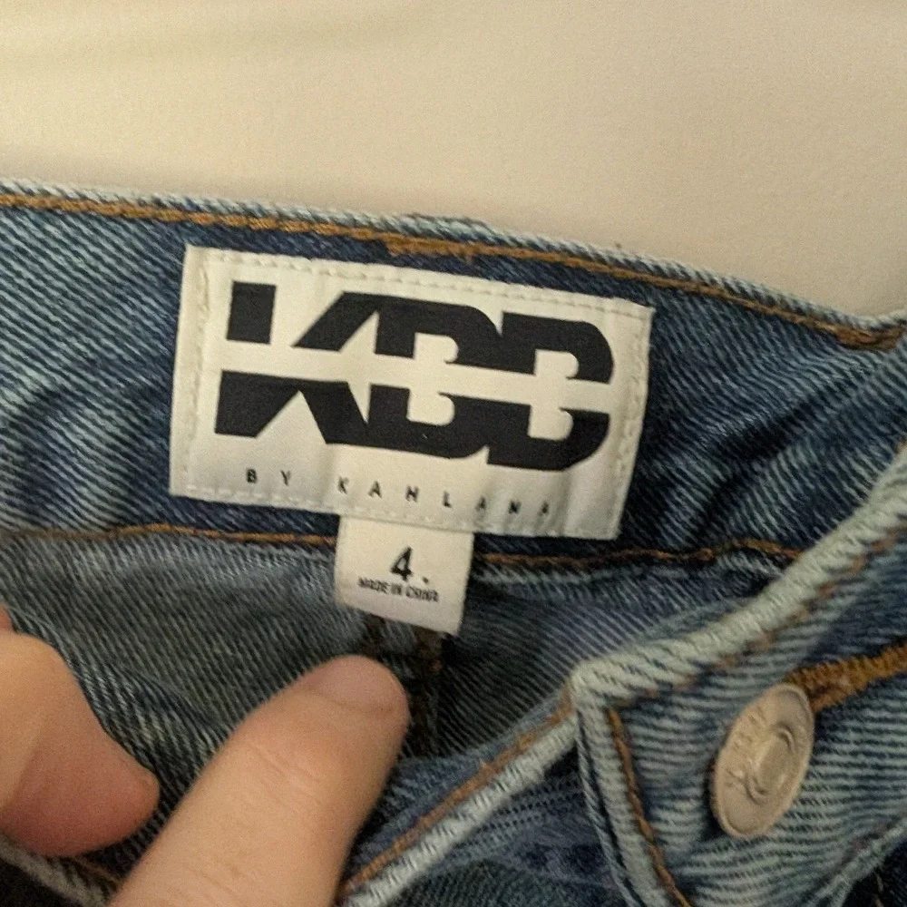 KBD by Kahlana Barrel Leg Jeans Light Wash Vintage Wash O-Ring Baggy - Picture 7 of 7